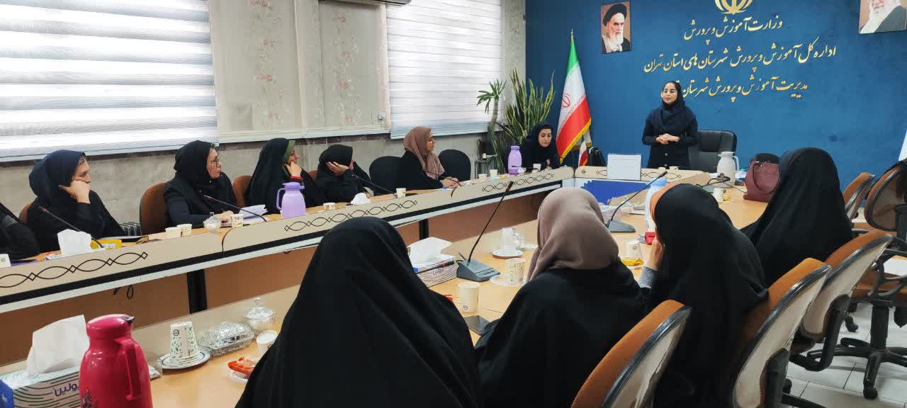 ارائه بسته خدمات سلامت به بانوان شاغل اداره آموزش و پرورش شهرستان قدس به مناسبت روز زن